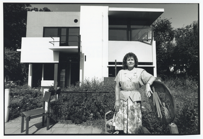 404902 Portret van Lena Landman, receptioniste van het Rietveld Schröderhuis (Prins Hendriklaan 50) te Utrecht.